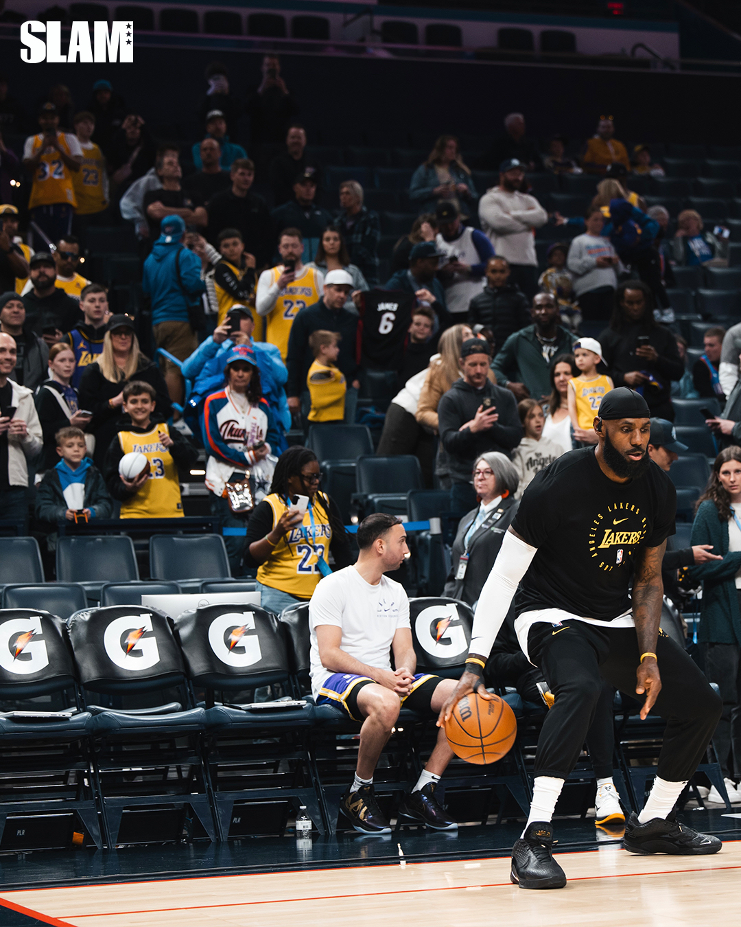 包含魔术绝地反击南韩男篮，詹姆斯送出助攻的词条