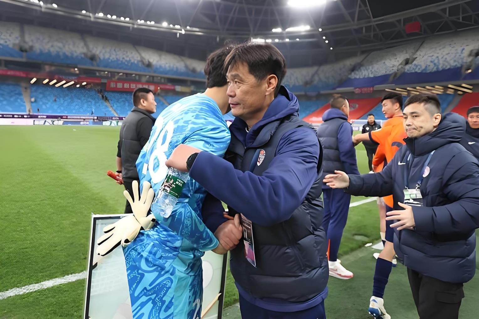 门兴后卫遭遇伤病潮，球队调整成难题的简单介绍