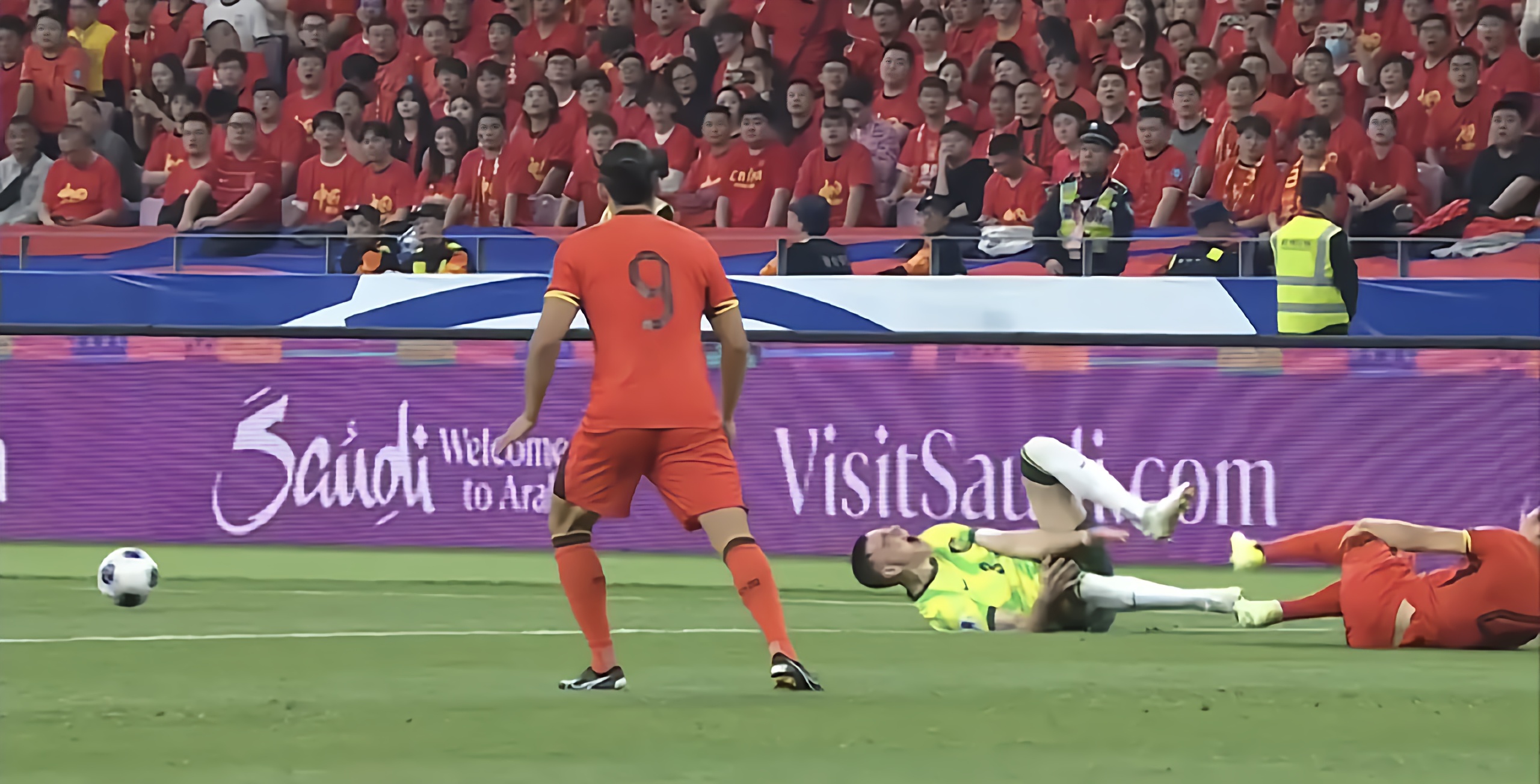 门兴后卫遭遇伤病潮，球队调整成难题的简单介绍