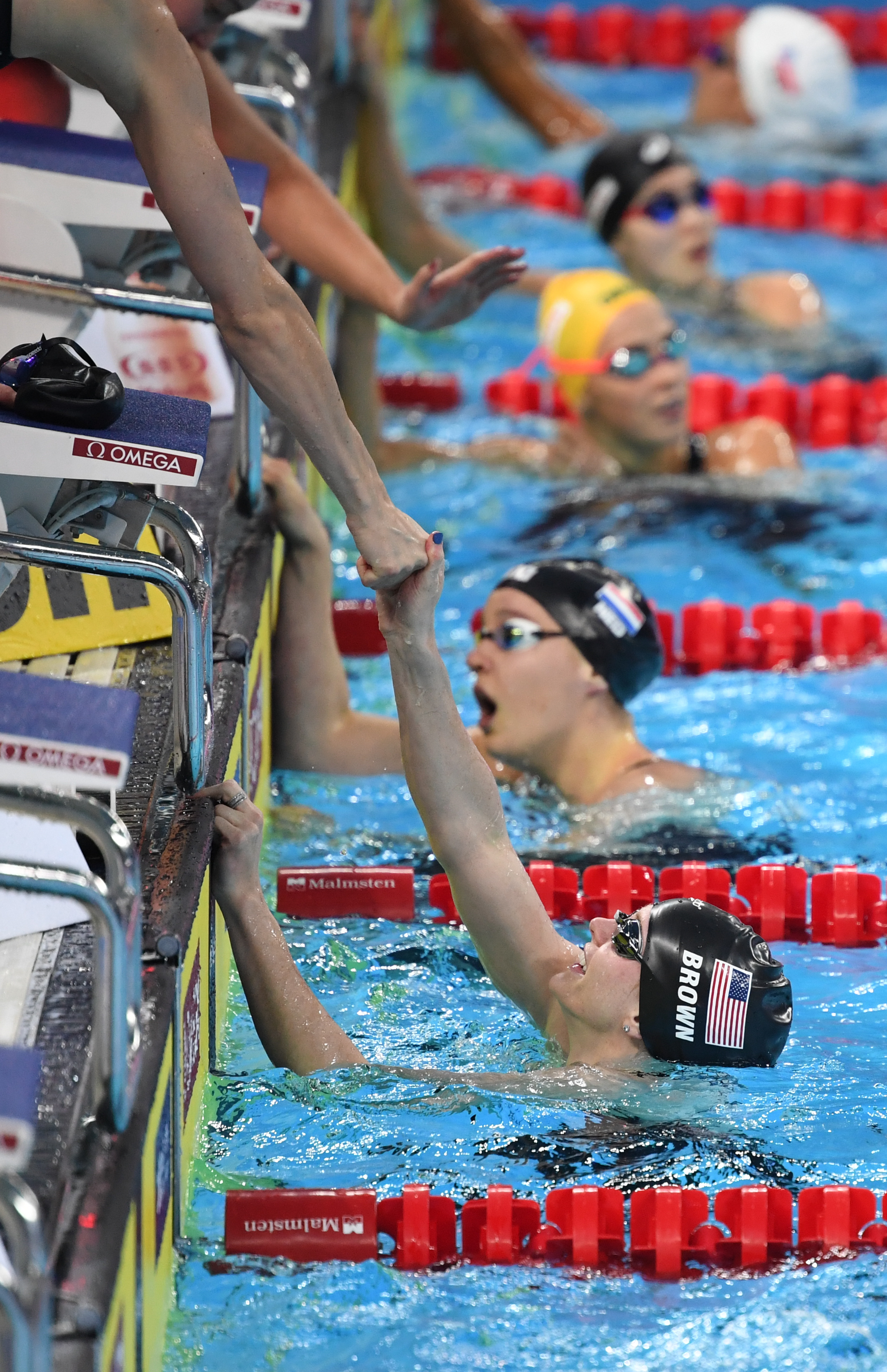游泳决赛：美国选手夺得女子自由泳冠军