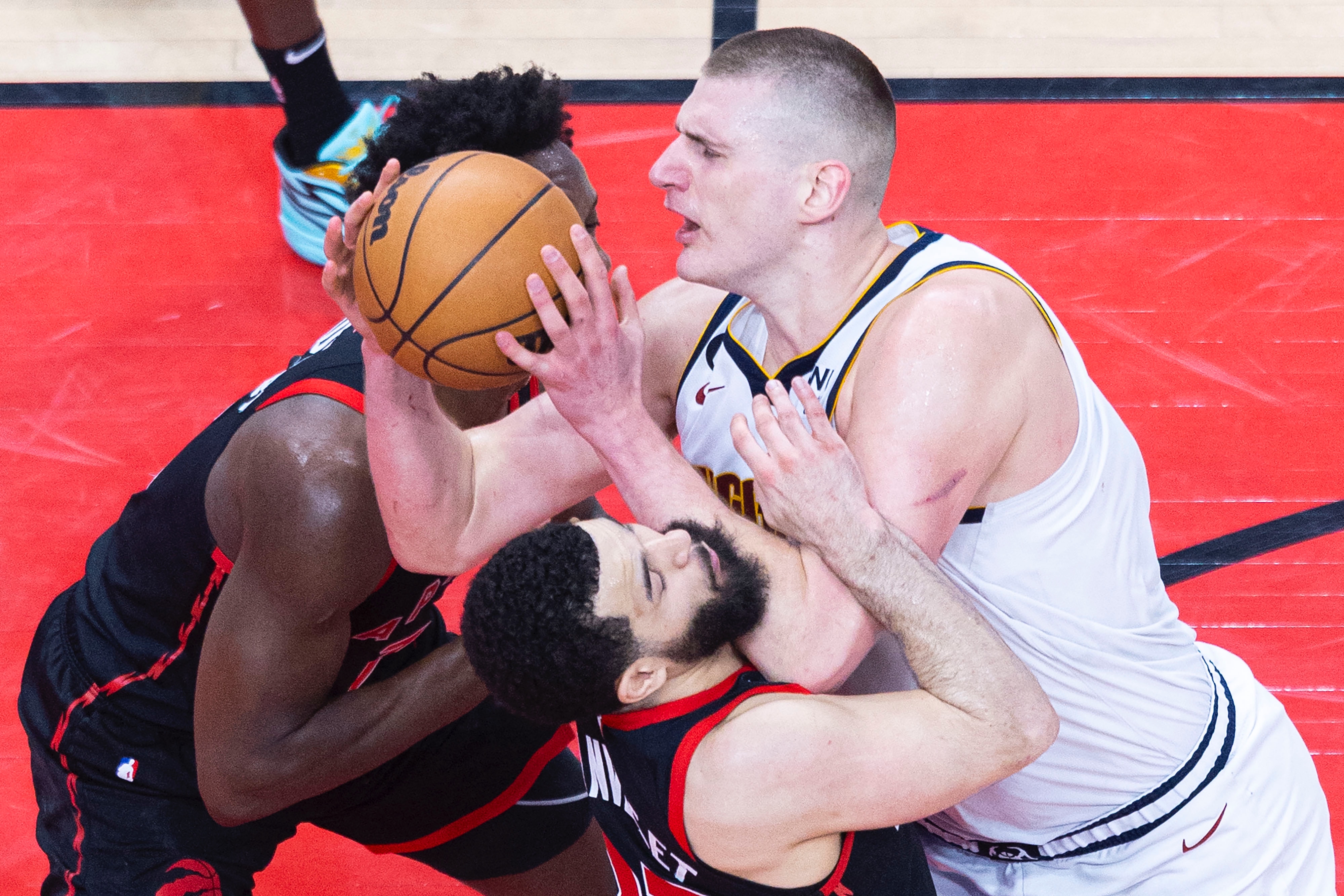 包含希腊国家队遭遇强劲对手，艰难晋级下一轮的词条