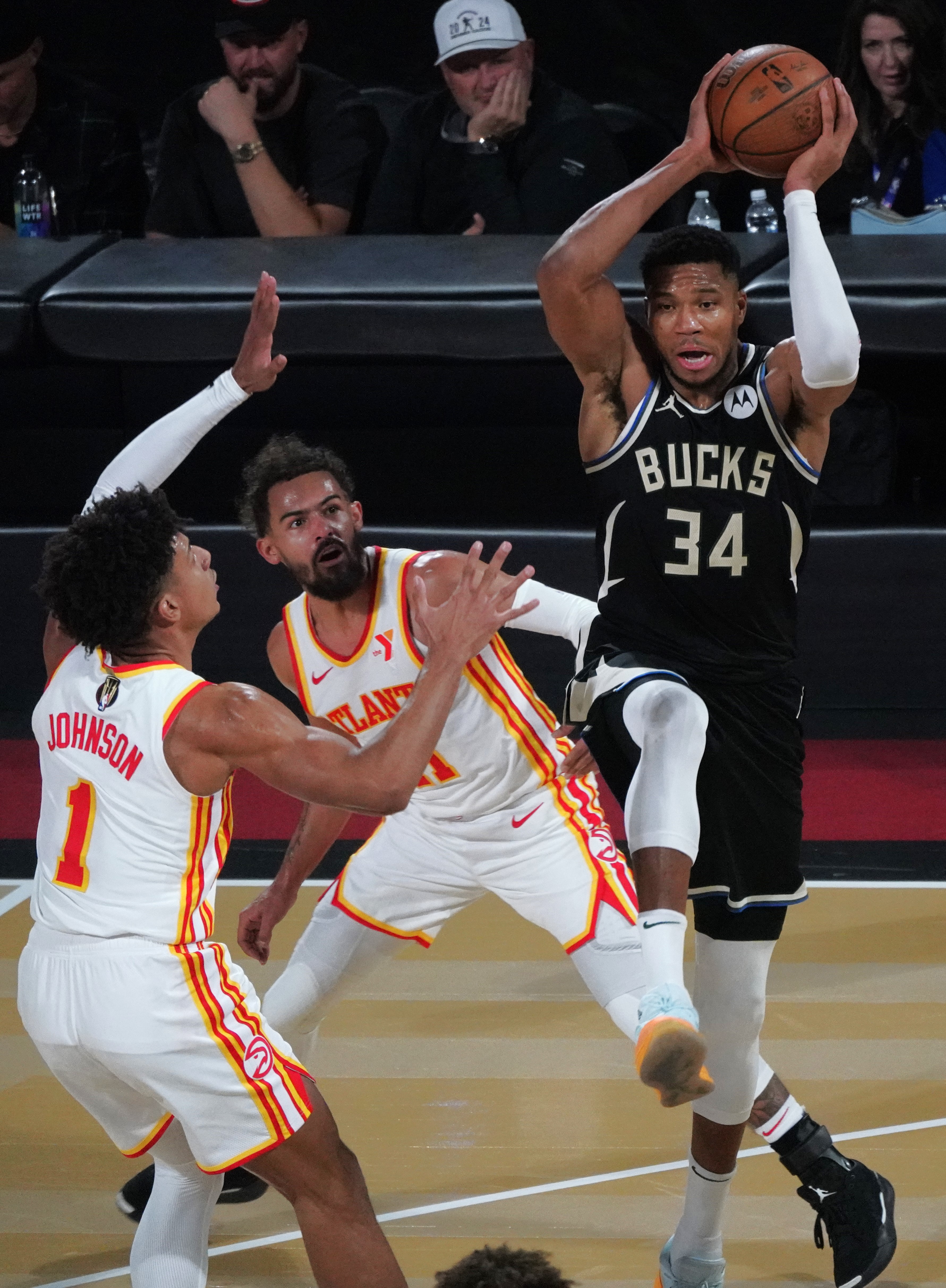 关于雄鹿鏖战爵士，塔图姆状态火热的信息