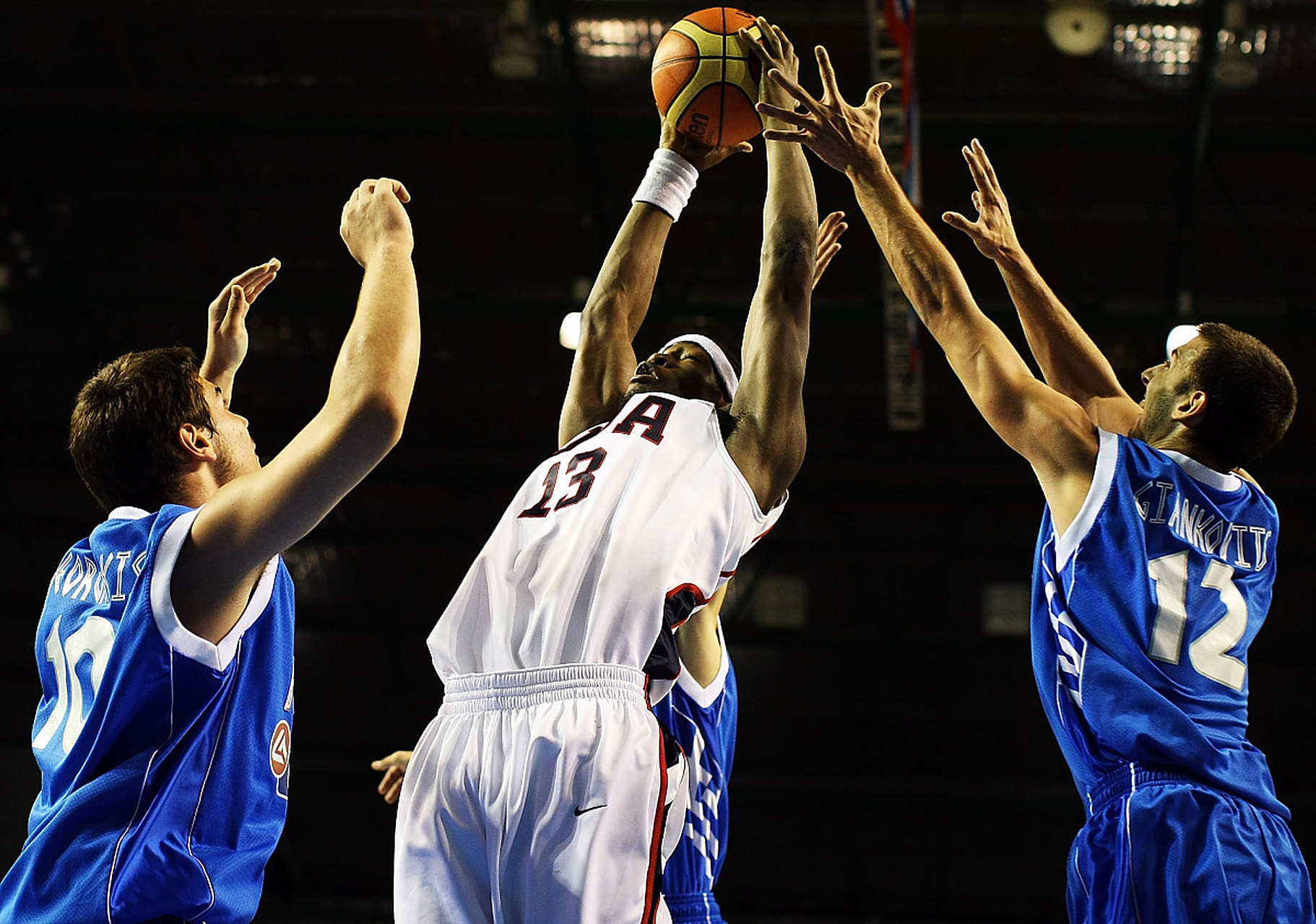 篮球赛场上球员展现出色球技