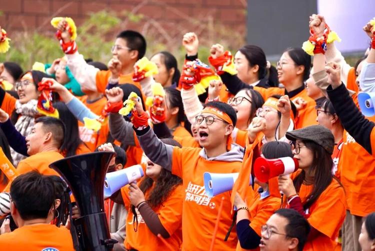 助威声此起彼伏，现场气氛火爆异常的简单介绍