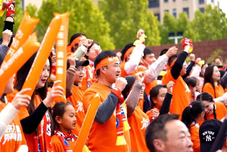 助威声此起彼伏，现场气氛火爆异常的简单介绍