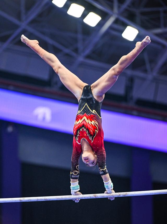 体操选手优雅登场,夺取金牌 体操选手优雅登场,夺取金牌