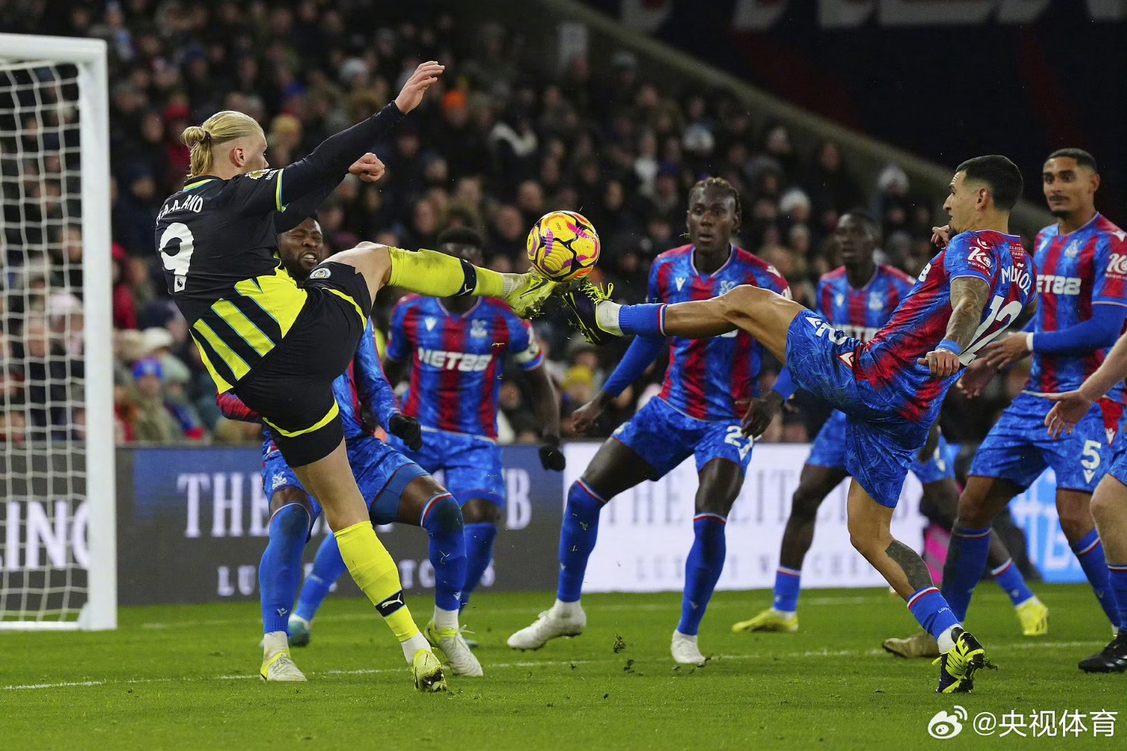 曼联前锋状态回升，球队备战重要比赛的简单介绍