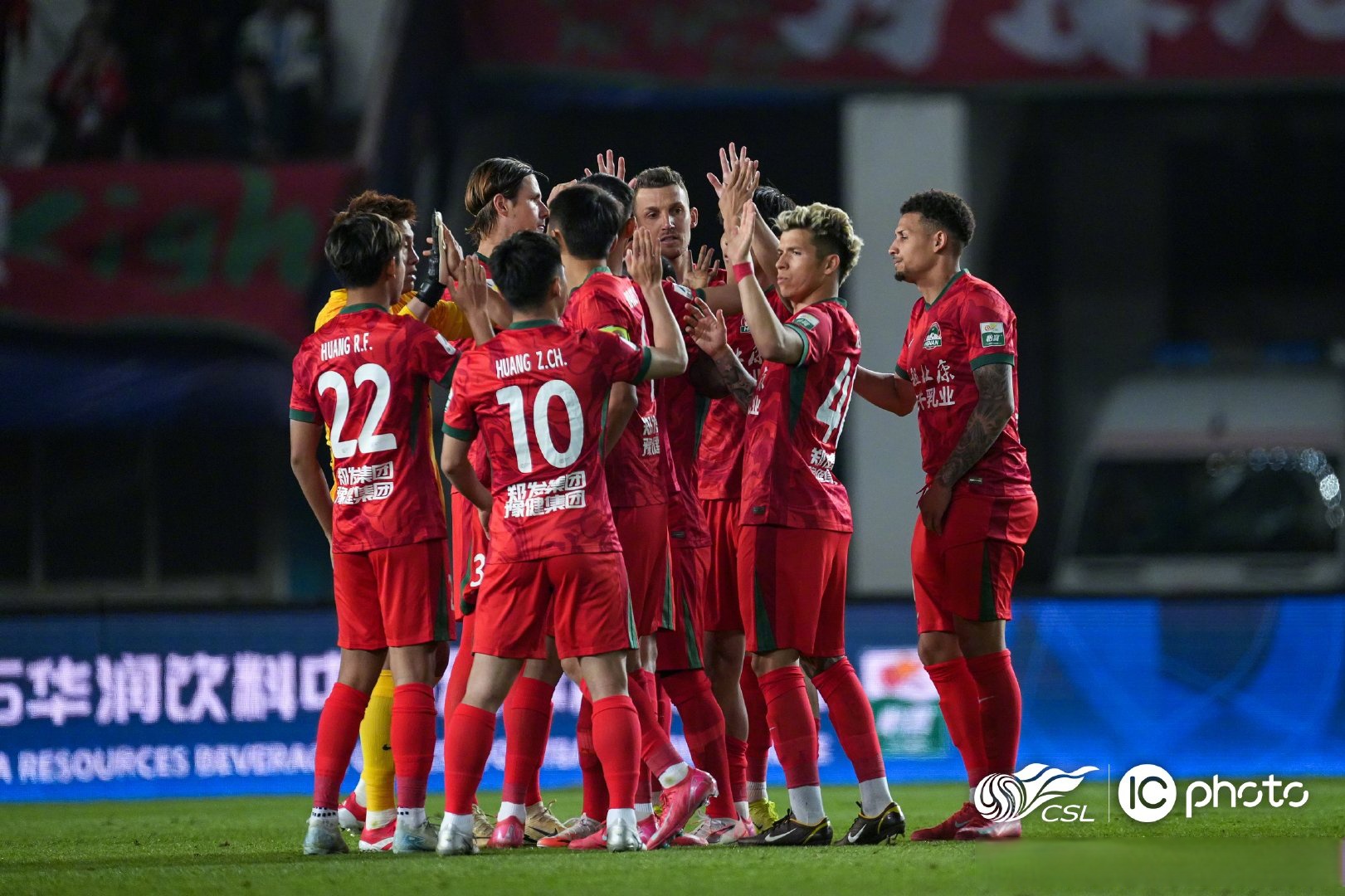 国内足球联赛热度持续高涨，球队实力对决激烈的简单介绍