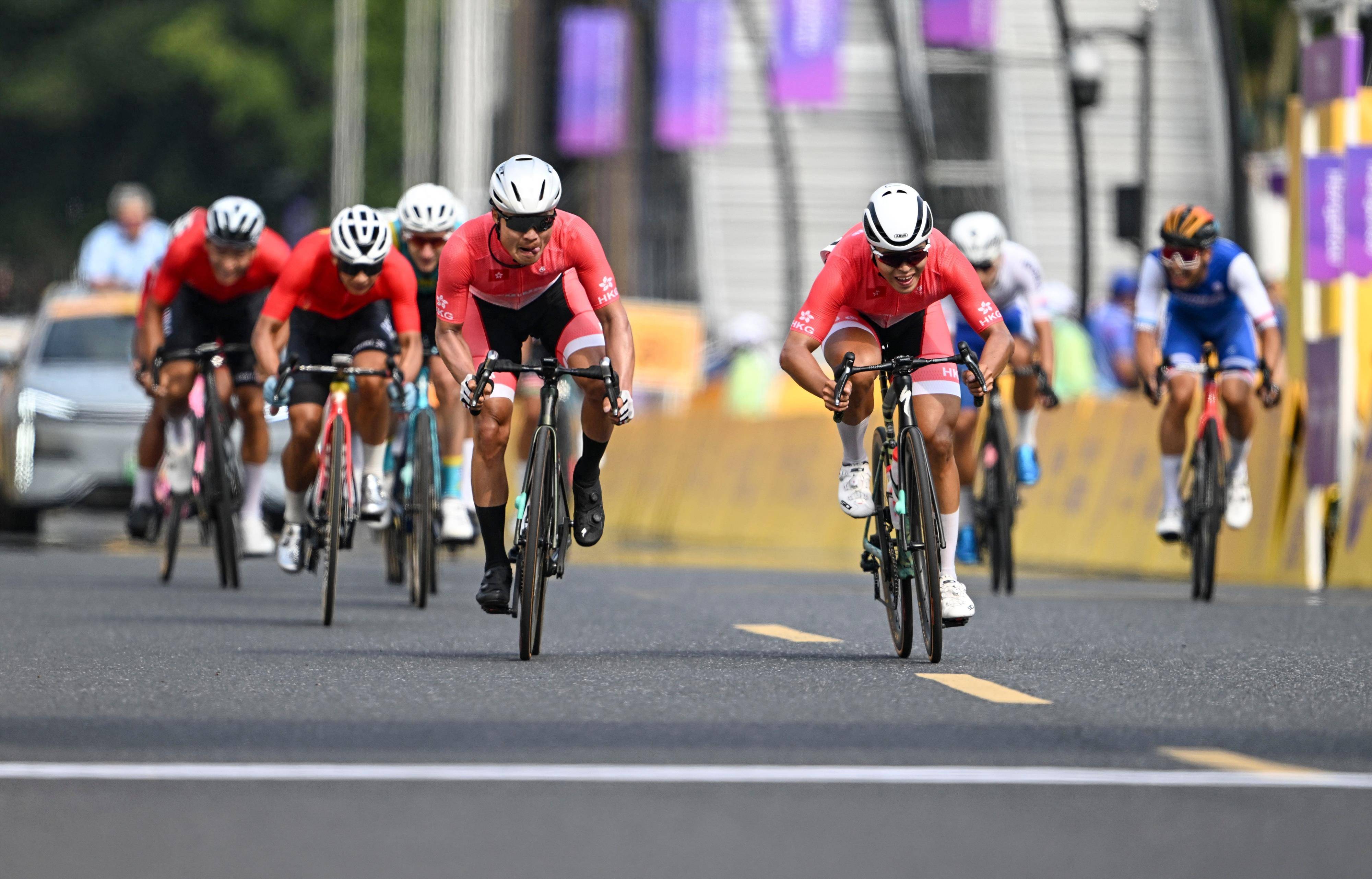 公路自行车比赛选手尽显风采 公路自行车比赛选手尽显风采