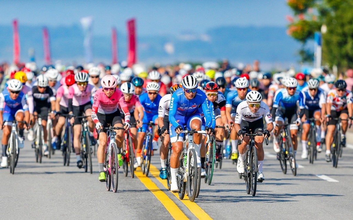 公路自行车比赛选手尽显风采 公路自行车比赛选手尽显风采