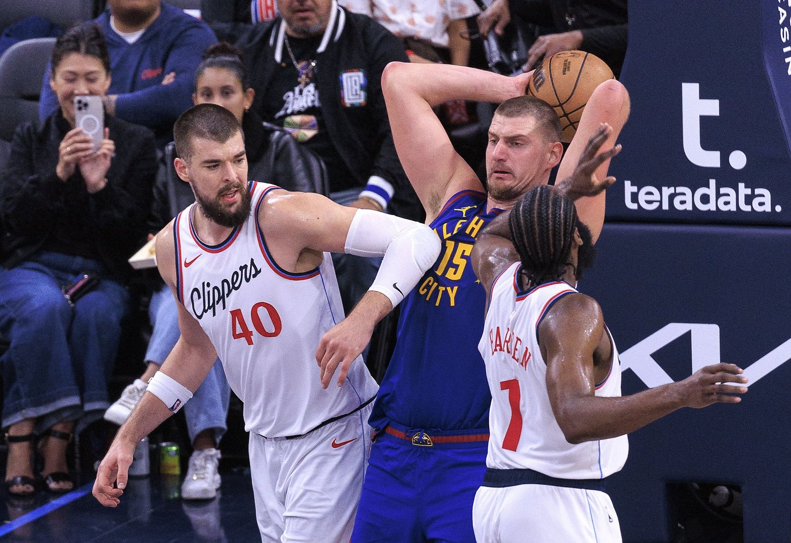 掘金队击败快船队,挺进西部决赛 掘金队击败快船队,挺进西部决赛