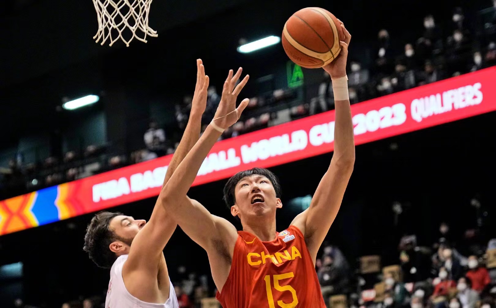 关于湖人险胜快船，周琦扛起全队的信息