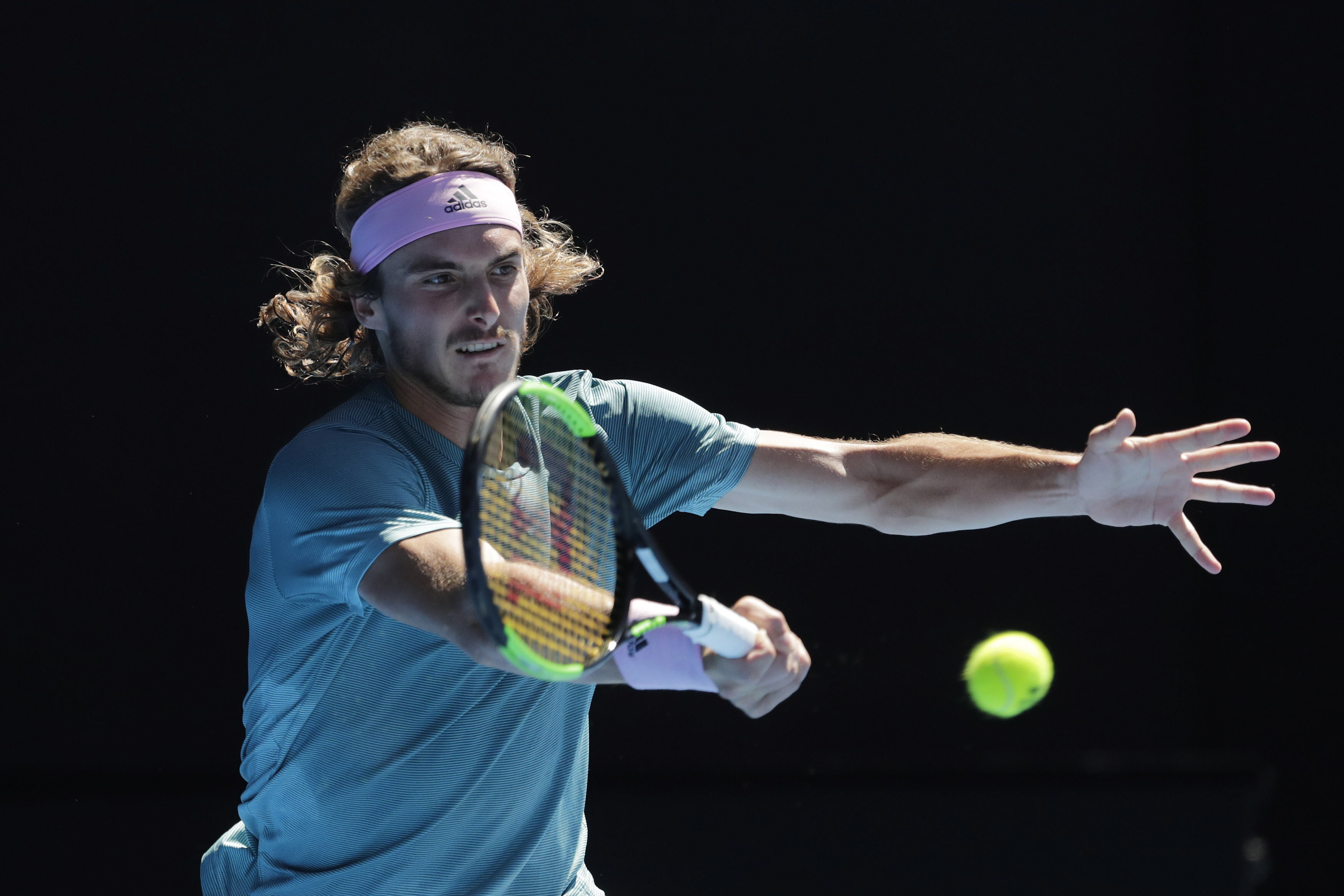 世界网球队险胜美国网球队，西西帕斯三分雨点燃全场的简单介绍