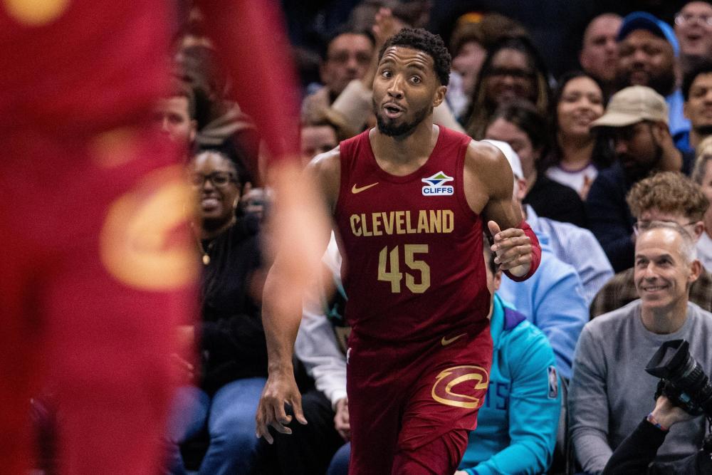 包含西班牙男篮爆冷黄蜂，米切尔统治全场的词条