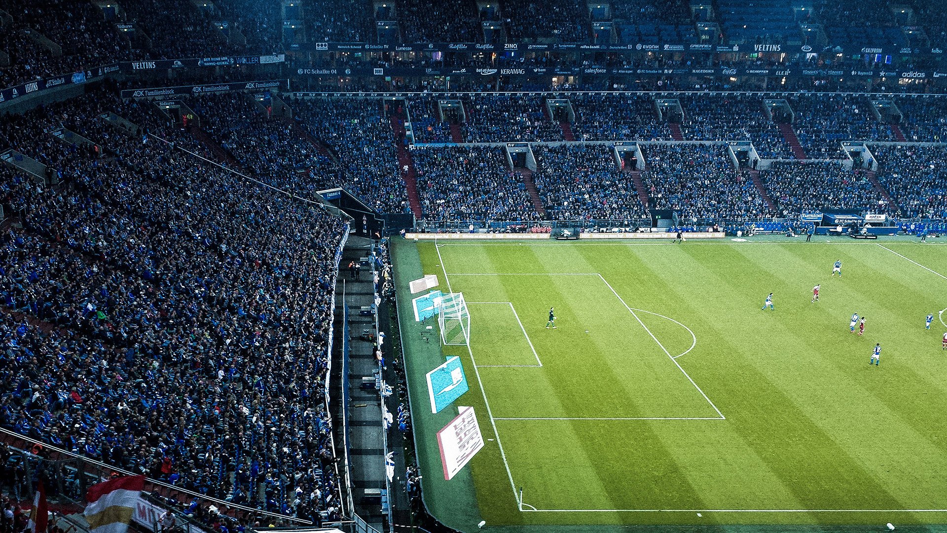 赛道上的史诗对决，红牛鏖战迈凯伦，汉密尔顿刷新不朽纪录